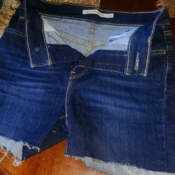 Women's cut off Levi Shorts - Picture 1 of 6